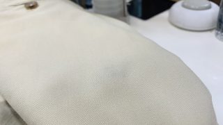 黒いスレ汚れの様なシミはシミ抜き剤や漂白剤では溶かす事の出来ない固形物質かも知れませんよ