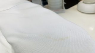 お洋服の生地に出来た黄色い線の様な輪っかの様にも見える状態のシミの事を「輪ジミ」と言います