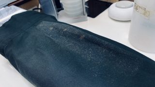 誤ってお洋服に付いてしまった塩素系漂白剤による色抜けでも直す事が出来るかも知れませんよ
