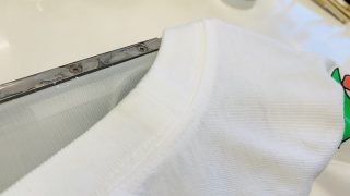 お洋服の襟元に残った黄ばみはお洗濯をしても取れない時点でもう既に黄色い変色なのです