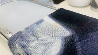 お家のお洗濯で落とし切れないファンデーションや皮脂汚れにはピンポイント染み抜きが有効です
