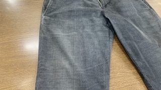 お洋服はお肌が直接触れる部分には摩擦やスレや皮脂汚れや汗が原因で色が無くなってしまい白くなったり赤くなったりする事があります