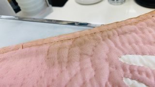 数年前のかなり古いシミや全体的な汚れでも生地の生地の劣化が進んでいなければ染み抜きは可能です