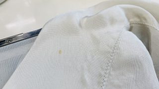 シミの色の中でも1番落ちにくい色が「黄色」ですので家庭での漂白処理では限界が有り困難なのです