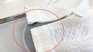 チャック周りは金属反応により生地色が変化したり錆が発生して赤茶色のシミが付く事があります