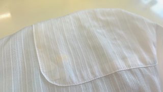 ポケットの底にインクや紙くず等が入ったままで洗ってしまいますと色が出て取れなくなる事があります
