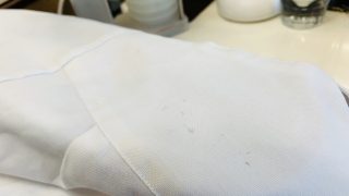 お洋服の肩部分に擦れた様な黒い汚れがある場合にはバッグのストラップが原因かも知れませんよ