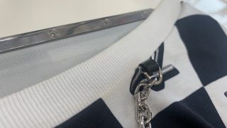白い襟部分には擦れ等の物理的なダメージと汚れや汗等で黒ずみや黄ばみが出やすいです