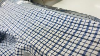 夏物衣料で白色や淡色系のお品物は取り切れいていない襟汚れが変色してくる事があります