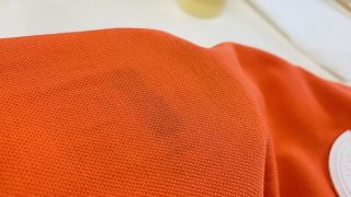 お洗濯しても取れない黒い汚れは水にも油にも溶けない固形物質の可能性が高く非常に取れにくいです