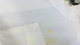 ポスターカラーはお洋服に付いてしまいますと綺麗に取り除けない事もありますのでご相談下さいませ