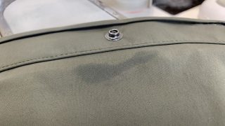 染み抜きが出来ないと言われた合成皮革（フェイクレザー）とは人工的に作られた皮革の事です