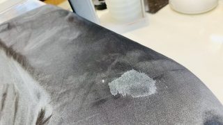 マニキュアが付いた場合は応急処置をしてしまいますと完全に取れない状態で広がったり致します