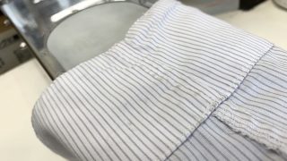 制服ブラウスの袖裏は皮脂汚れが定着しやすいので黄色くなってしまう前に早めのシミ抜きを致しましょう
