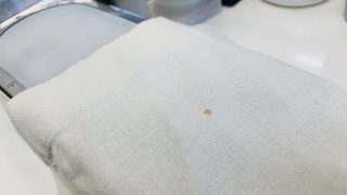 五ミリぐらいの赤茶色のシミは醤油でもなくコーヒーでもなく鉄錆び（サビ）かも知れませんよ