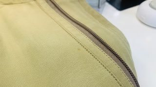 小さなシミでもシミの成分によっては生地を既に傷めている可能性もあり酷い時にはが穴が空きます