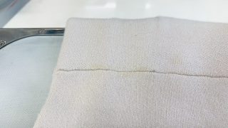 ドライクリーニングしか出来ないお洋服には汗や皮脂汚れが蓄積して黄色く変色する事があります