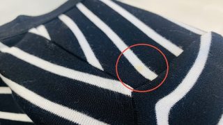 濃色お洋服の色は着用により弱っている状態ですと洗剤で洗うだけでも色が出てしまう事があります