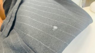 接着剤のシミは固まっている状態で折り曲げると生地を傷めたり致しますのでご注意下さいませ