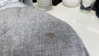 このシミさえなければまだまだ着る事が出来るのにと言うお洋服もまた着る事が可能かも知れませんよ