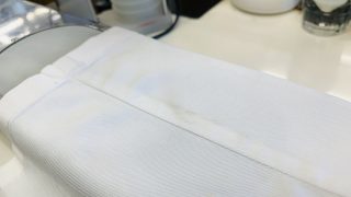 白いパンツの裾に付いた汚れは触ると浸透する場合がありますので出来ればそのままお持ち下さいませ