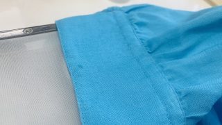 白では無い色柄物素材の場合には色が変わって仕舞ったり抜けてしまったりする場合があります