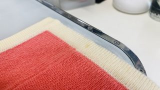 長期保管中のウール素材に出てきた黄ばみは生地も傷んでいるので無理に触らない様に致しましょう