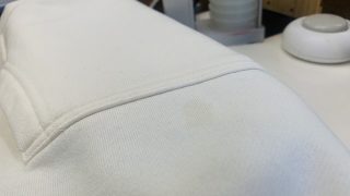 お家で毎日のお洗濯では取り除く事が出来ない頑固な油汚れは漂白しても取り除けません