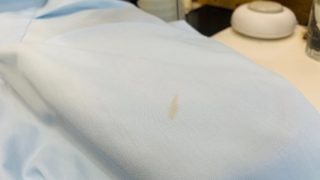 雨の日や水辺には注意！錆びた鉄の水がお洋服に付いてしまいますと簡単には取れなくなりますよ