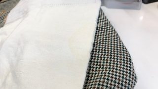 お家で水洗い出来ないお洋服にオレンジ色の輪ジミが出来てしまった場合には非常に対応しにくいのです