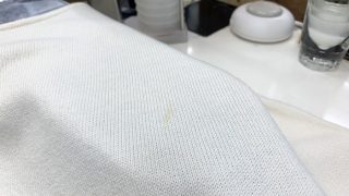 部分的に濃く付いている黄色いシミは非常に取れにくい状態になっている場合が多いです