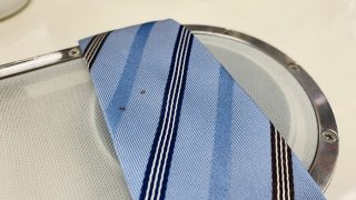 ネクタイにシミや汚れを見つけた際にはシミを取ろうとして擦ったりしない様に致しましょう
