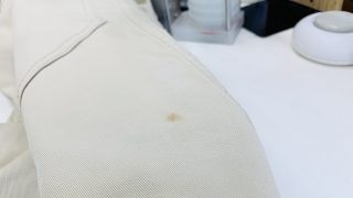 年単位の長期保管中に発生したシミは生地繊維に大ダメージを与えてしまっている可能性があります