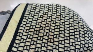 お洋服の頑固な汚れを取り除く時には汚れと一緒に色（色素）まで変化させない様に気を付けましょう
