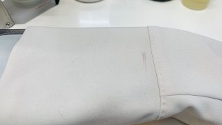 知らない間に付いてしまった色の付いたシミは出来れば何もせずにお持ちくださいませ