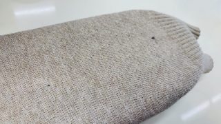 もしもお洋服に濃いインクやペンキの様なシミが付いてしまった時には触ると広がるかも知れませんよ