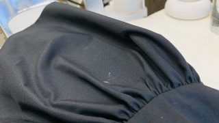 お洋服にペンキや接着剤等の様なシミが付いてしまった場合には出来れば触らずにご相談下さいませ