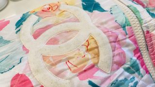 ブランドロゴの汚れをシッカリと落とすだけでもそのお洋服の価値も見た目もかなり高まります