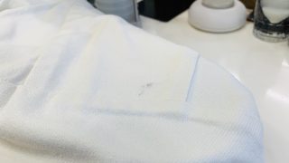 黒いススの様な擦れた汚れがお洋服に付いてしまった場合には先ずは叩いて汚れを取り除きましょう