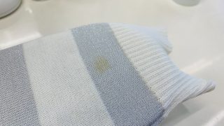 ラメ糸の使用されたお洋服には黄ばんでしまっても漂白作用は絶対に掛けない様に致しましょう