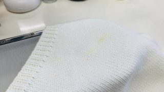 何度洗っても取れない黄色いシミは既に生地の繊維奥深くまで浸透しているのでプロに任せましょう