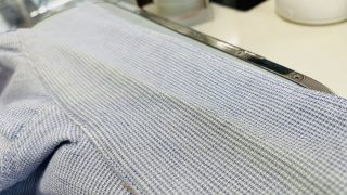 シャツやブラウスの襟が黄色くなってしまうのは取り切れなかった汚れが傷んでしまい黄色くなります