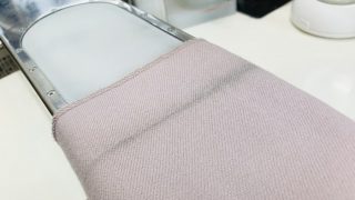 裾部分の折り目は長く維持しておりますと擦れや汚れ等のダメージが蓄積されて取れにくくなります