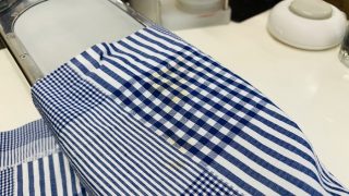 クローゼット内にシミが付いているお洋服はありませんか？見つけたら早めに対応致しましょう