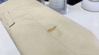 お洋服に付いてしまい固くなってしまうペンキや接着剤の様なシミは応急処置せずにご相談下さいませ