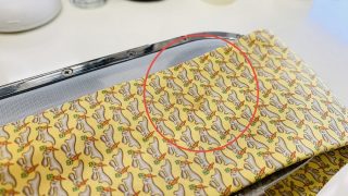 ネクタイは長年の着用により色素が傷みやすく色褪せたり滲んでしまったりする事が多いです