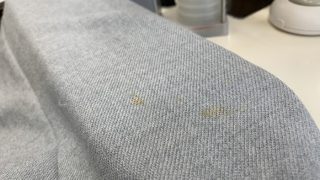 長期保管中に出てきた様な年単位でのシミは成分が凝縮され繊維や染料にダメージを与えています