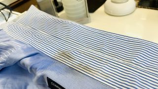 お洋服に付いてしまった毛染めは応急処置を行うと後に余計に取れにくくなってしまいます