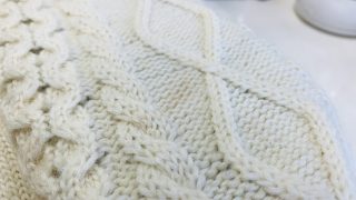 保管中に発生したと思われるかなり古いシミでも生地の傷みがヒドくなければ復元する事は可能です