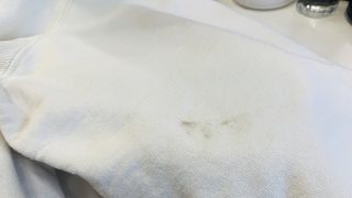 何が付いてしまったのか分からないスレの様な黒ずみは触り過ぎない様に気を付けましょう